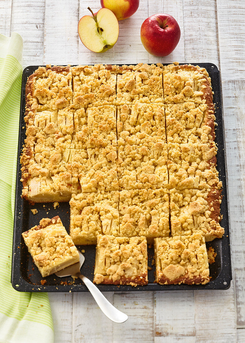 Royal apple pie with streusel