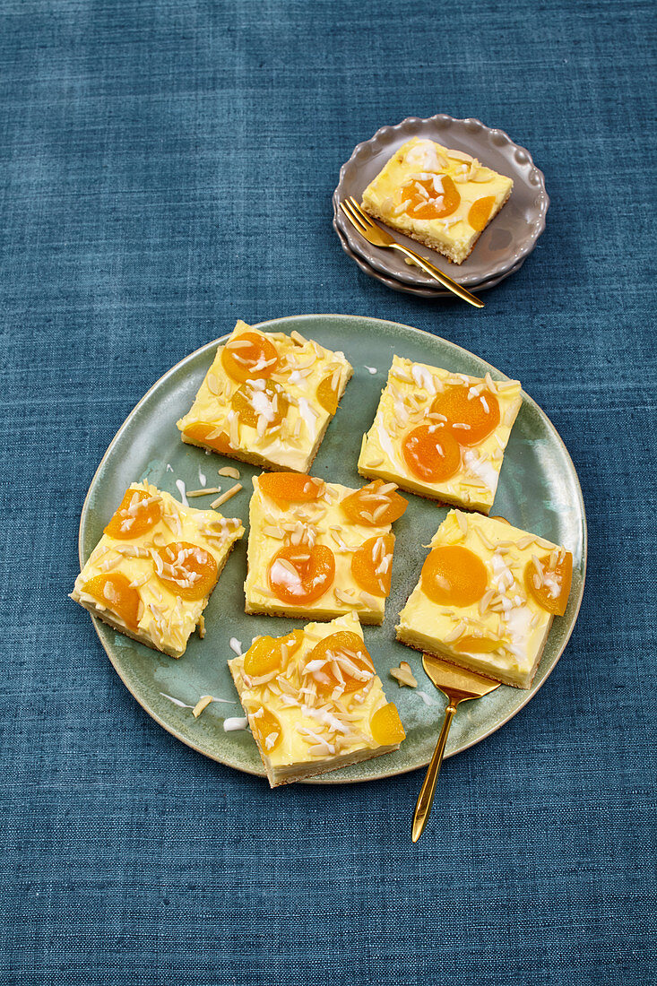 Aprikosen-Pudding-Kuchen mit Marzipan