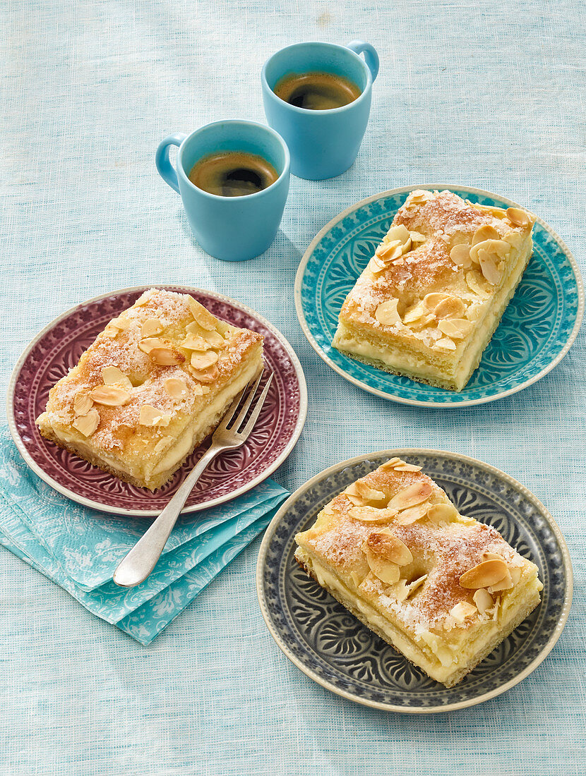Butter cake with pudding and apple filling