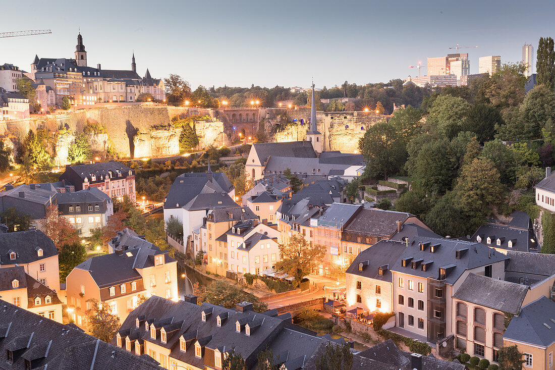 Blick auf die Oberstadt, Kasematten und Kirchberg, Stadt Luxemburg, LuxemburgAussicht von den Festungsmauern der Citadelle du Saint-Esprit ueber Grund auf die Oberstadt, Kasematten und Kirchberg