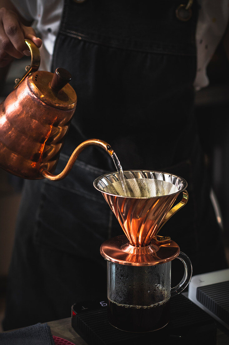 Aufbrühen von Kaffee mit Kaffeezubehör aus Kupfer