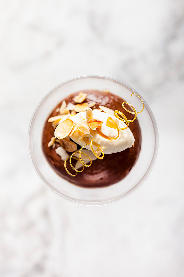 Schokoladen-Amaretto-Mousse mit Karamellspirale