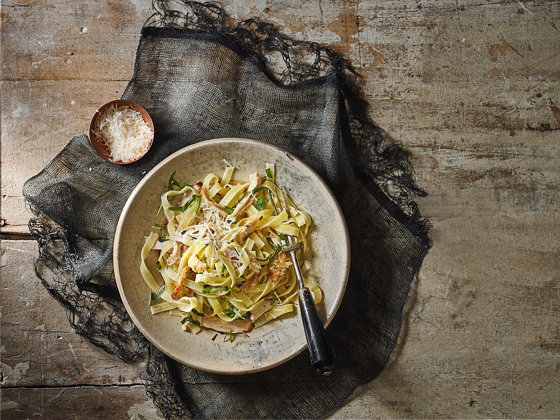 Tagliatelle mit Estragon-Zitronen-Hähnchen