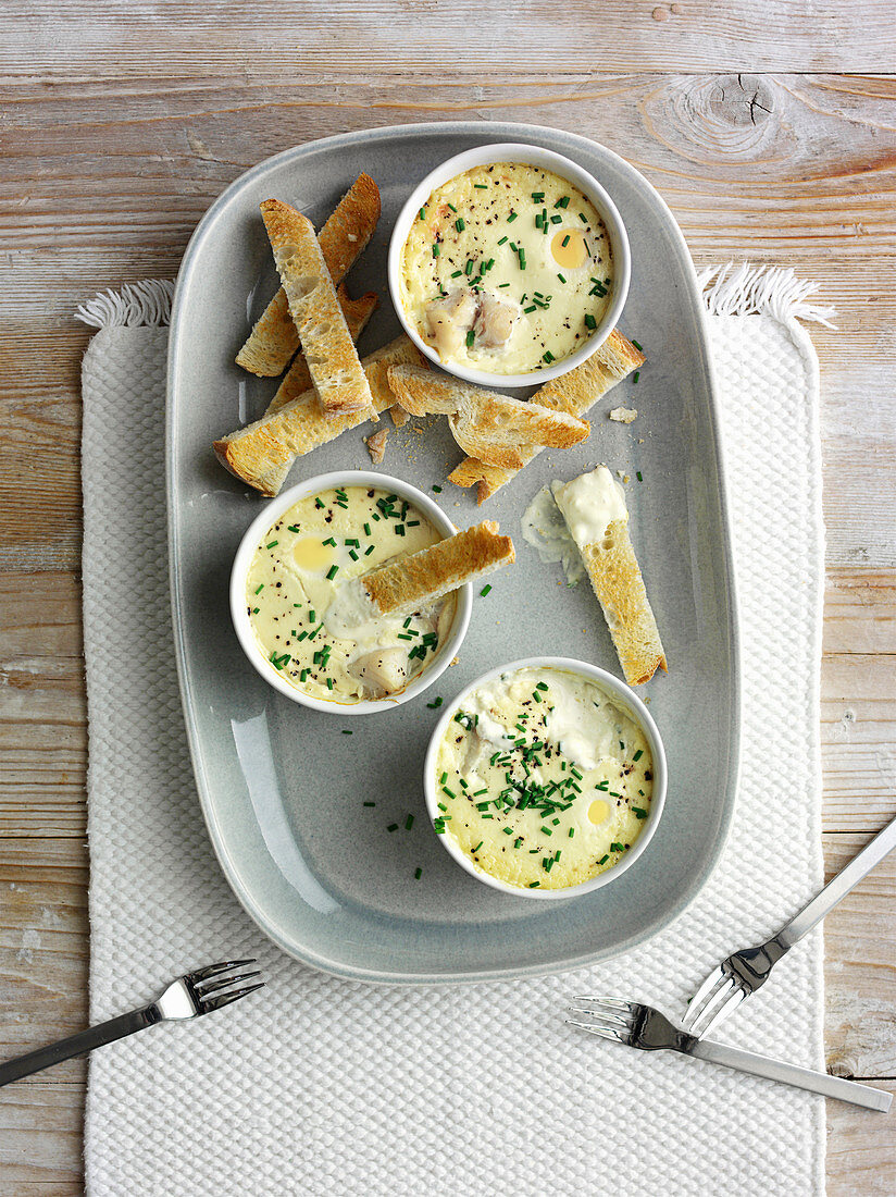 Schellfischauflauf mit Ei und Toaststreifen