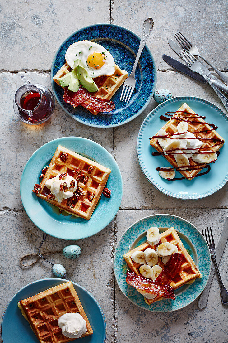 Verschiedene Waffeln für den Osterbrunch