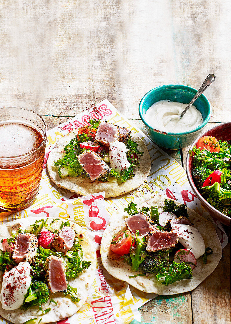 Tacos mit Thunfisch, Fattoush und Tahini-Joghurt