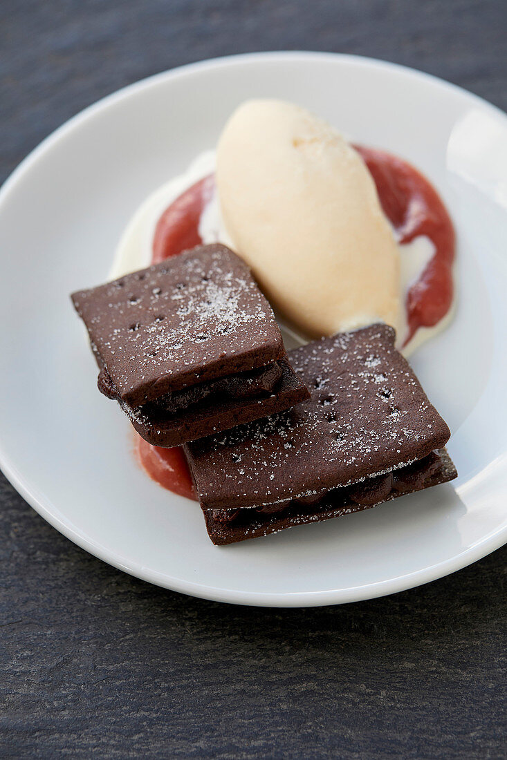 Bourbon-Biscuits und Rhabarberliköreis