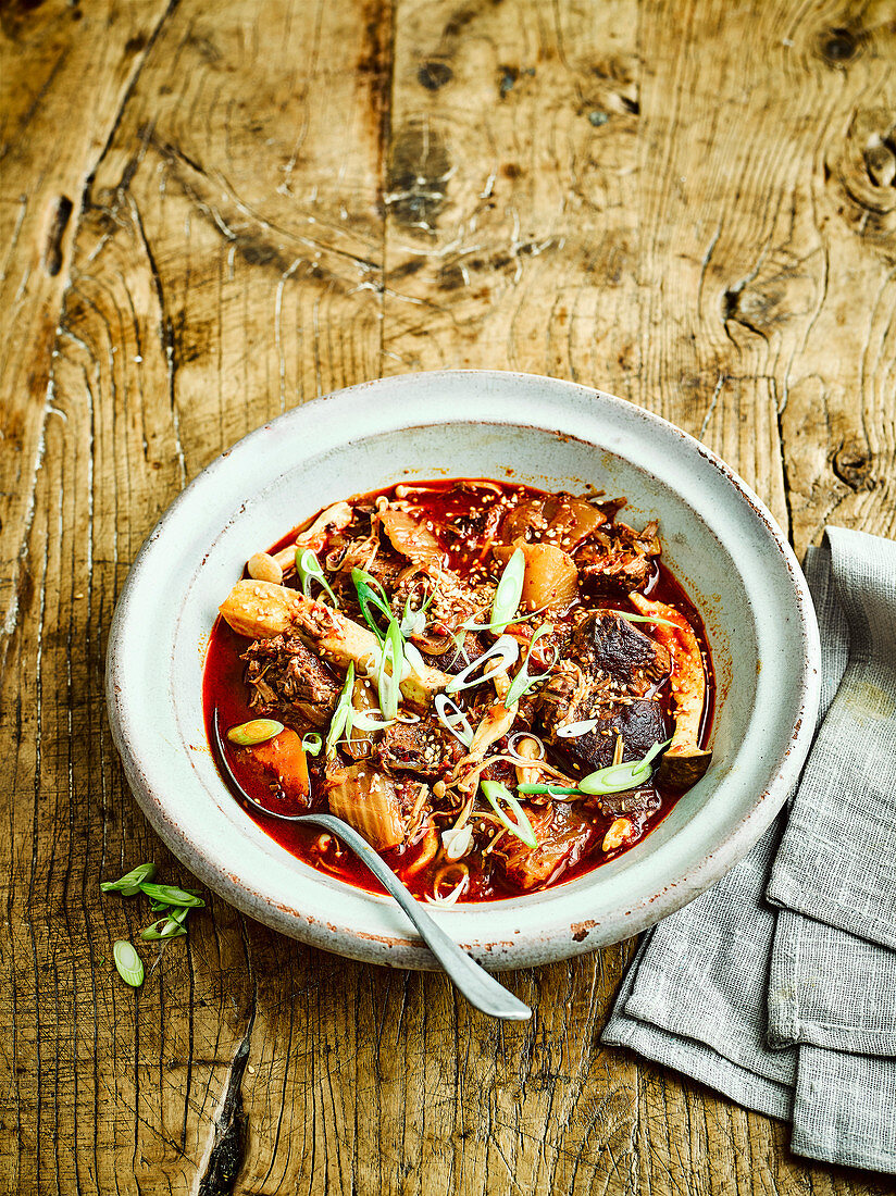 Jjigae-Eintopf mit Rindfleisch und Kimchi (Korea)