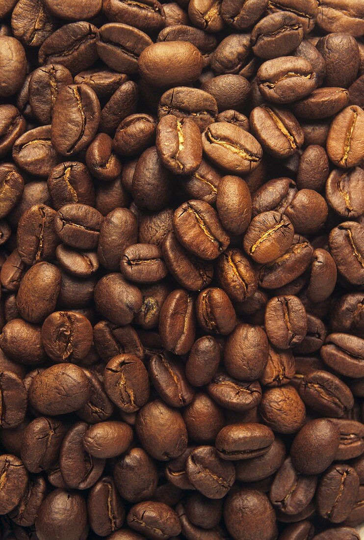 Viele geröstete Kaffeebohnen (Ausschnitt)