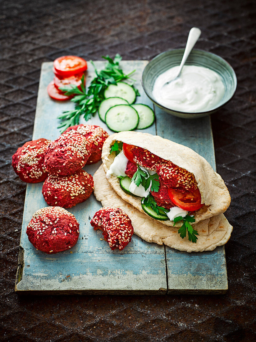 Gebackene Rote-Bete-Falafels im Pitabrot