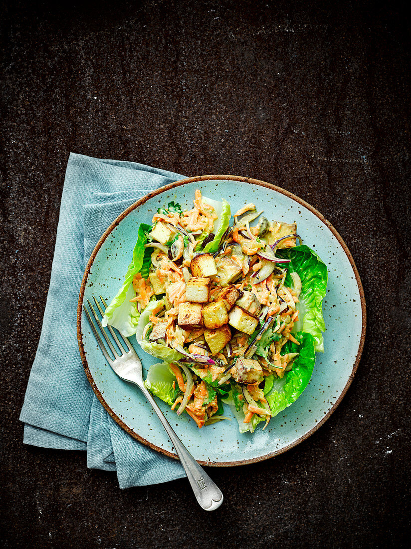 Coronation tofu salad with curry and mango chutney