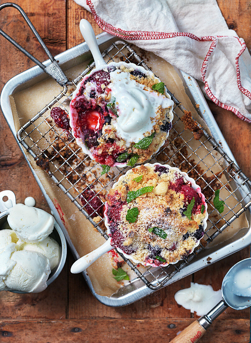 Crumble mit Himbeeren und Blaubeeren