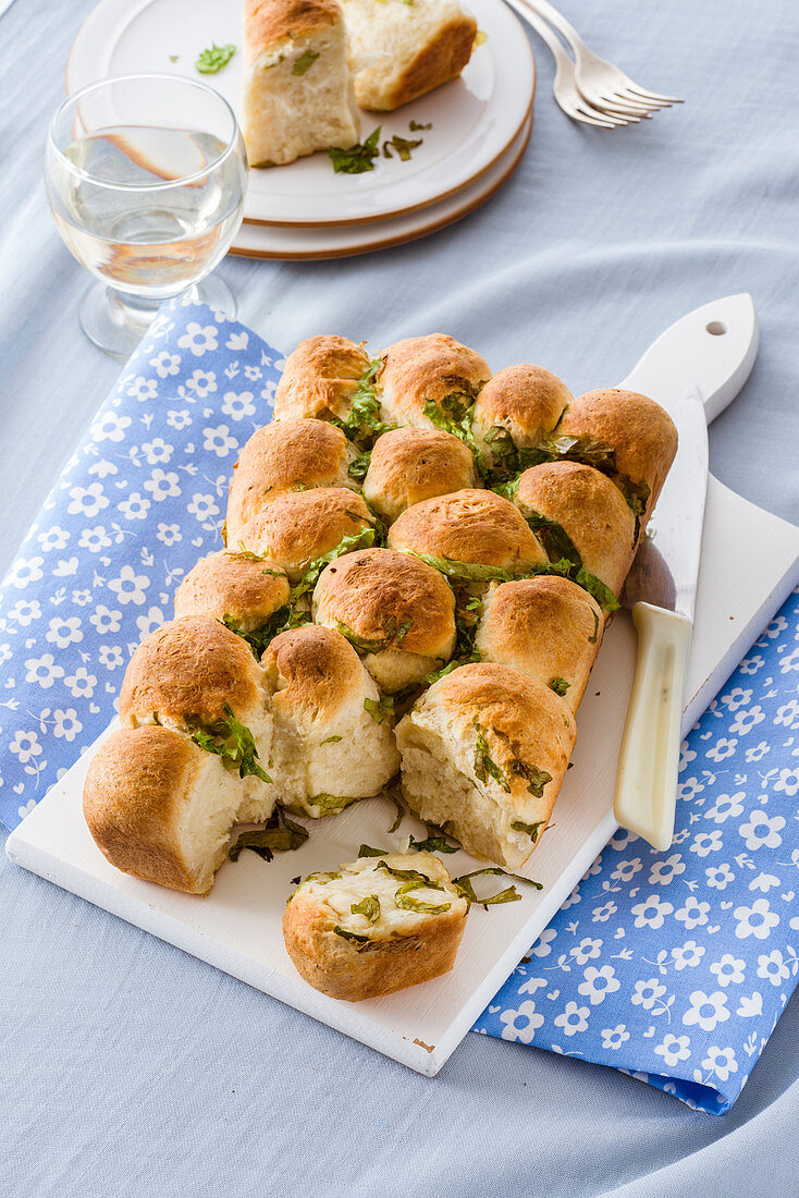 Mandel-Weizenbrötchen mit Knoblauch und Romanasalat