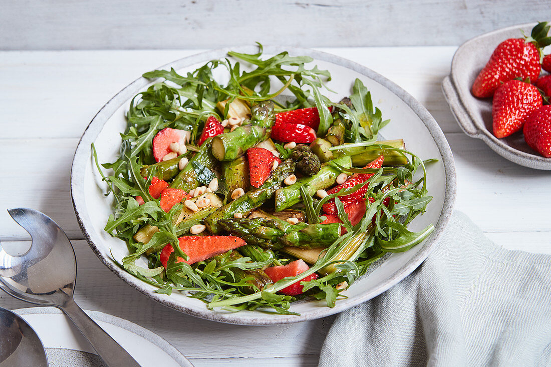 Erdbeer-Spargel-Salat mit Rucola