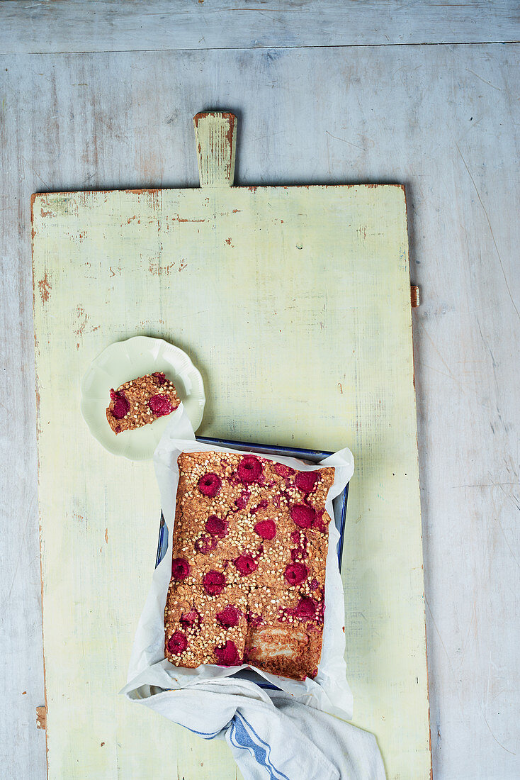 Gebackener Pudding mit Himbeeren und Haferflocken