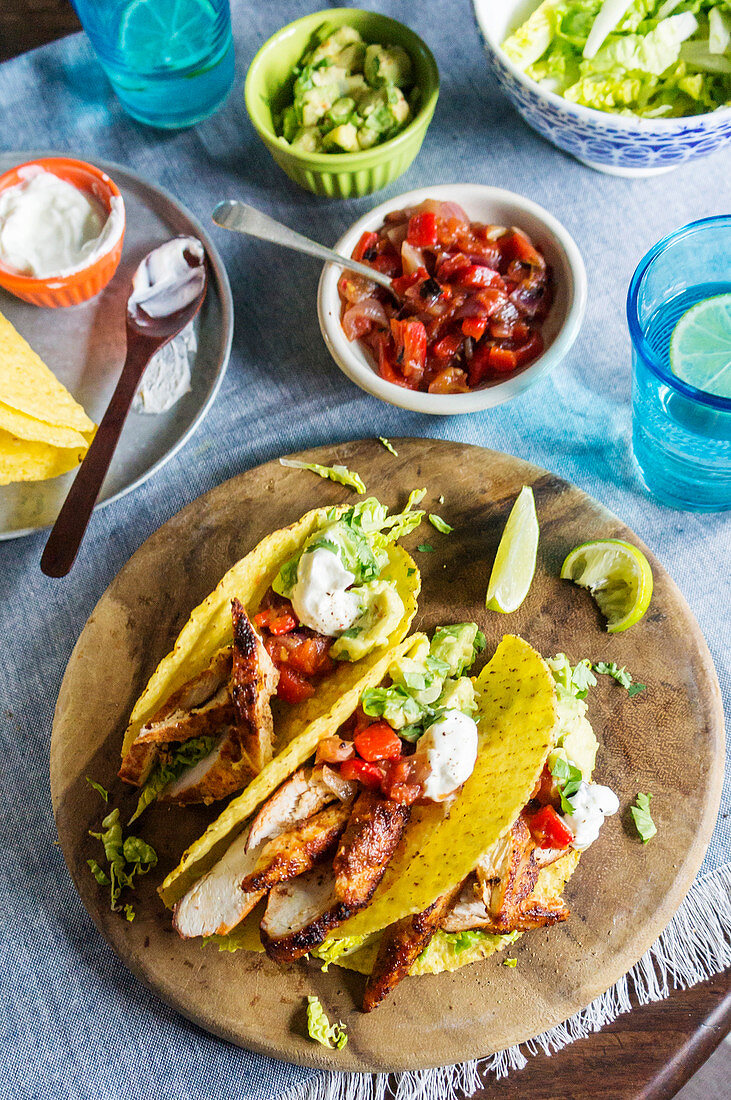 Hähnchen-Tacos mit Salsa und Guacamole