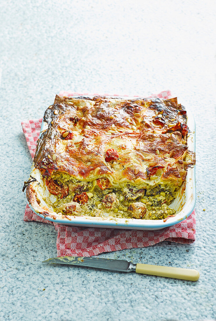 Wurstlasagne mit Erbsen und Pesto