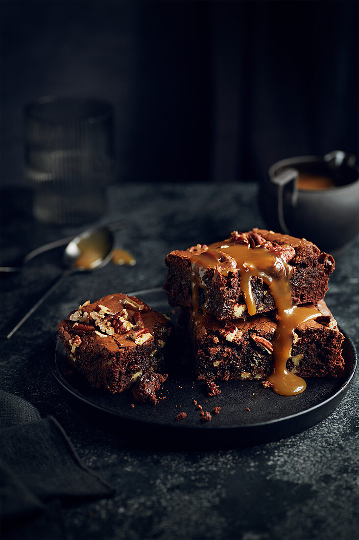 Schokoladen-Pecannuss-Brownies mit Karamellsauce