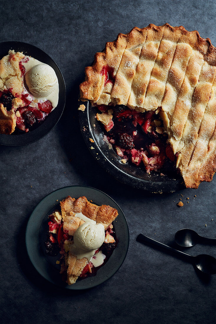 Apfel-Brombeer-Pie mit Eiscreme