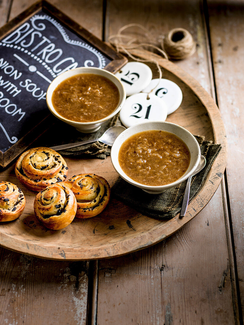 Asiatische Zwiebelsuppe mit Briocheschnecken