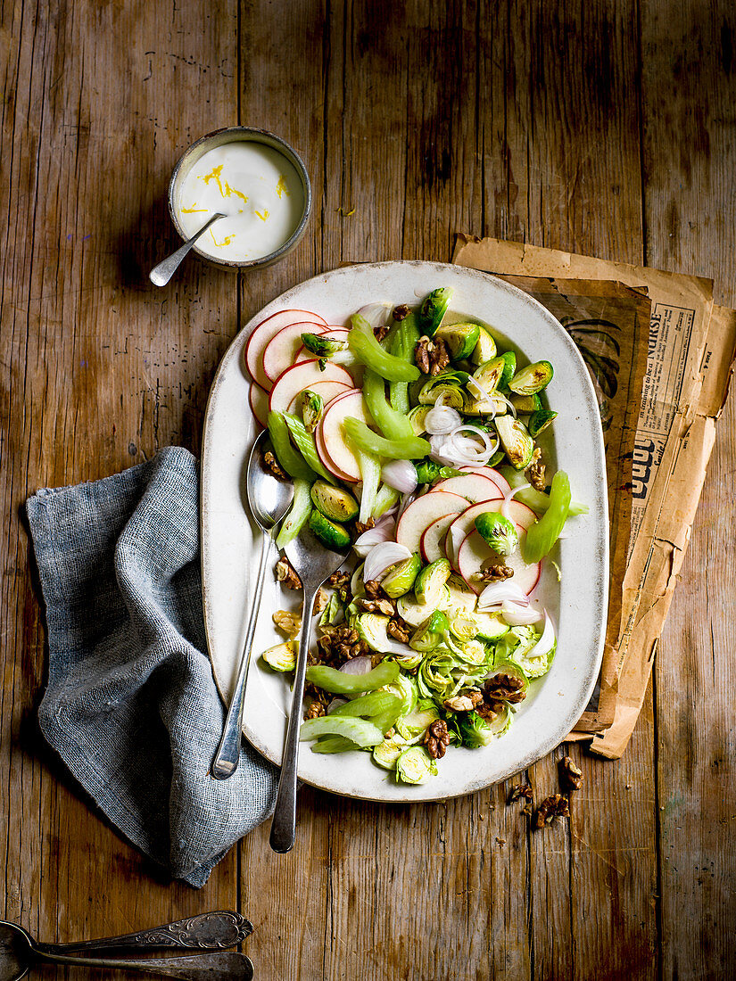 Waldorfsalat mit Apfel, Rosenkohl, Staudensellerie und Walnüssen