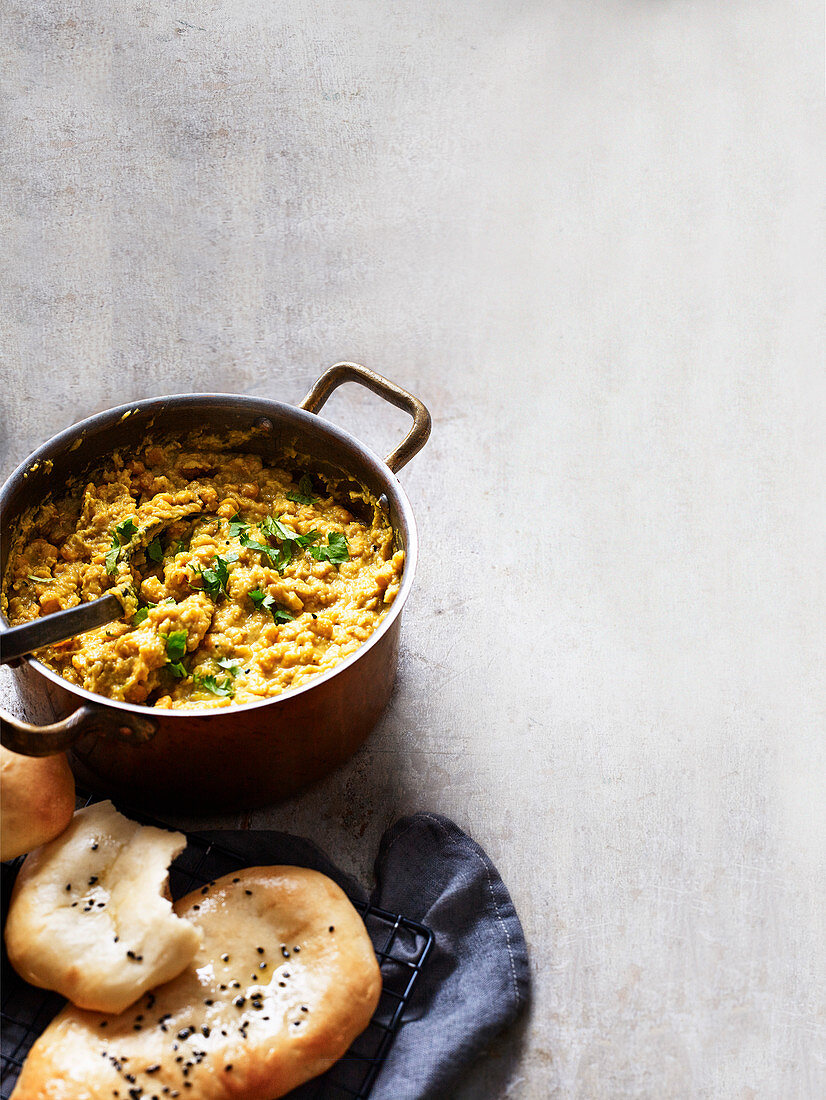 Kokos-Dal mit Naan-Brot (Indien)