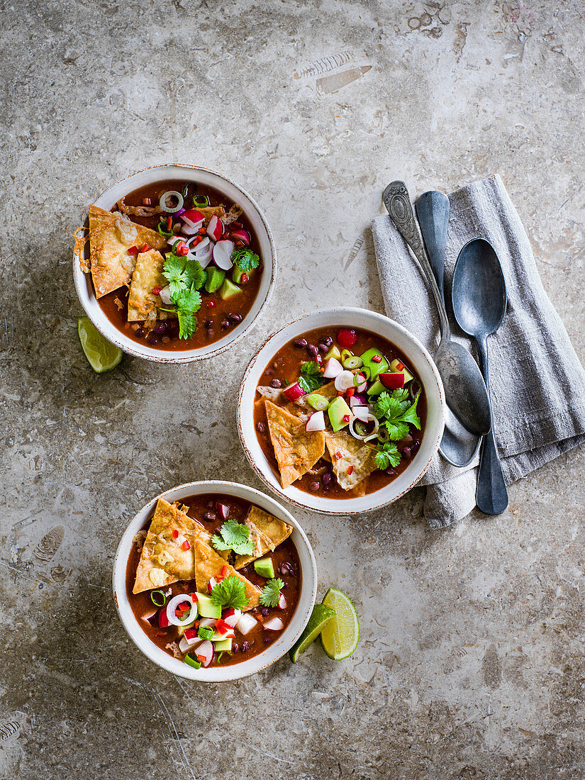 Mexikanische Chili-Bohnen-Suppe mit Nachos