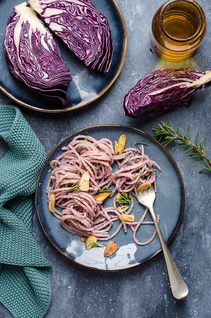 Pasta with red cabbage pesto and garlic chips