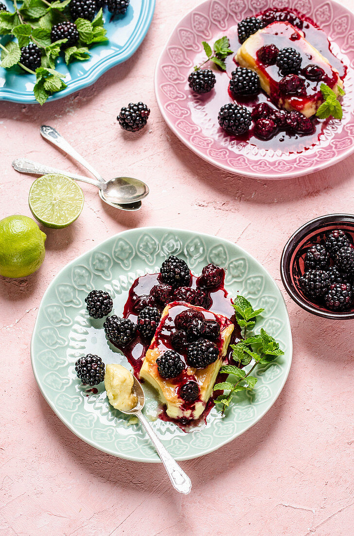 Crème Caramel mit Limette und Brombeeren