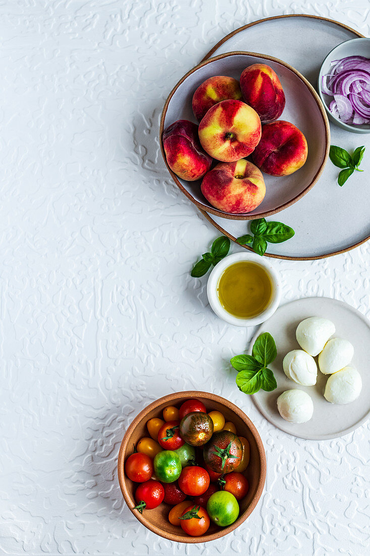 Plattpfirsiche, Tomaten und Mozzarella (Salatzutaten)