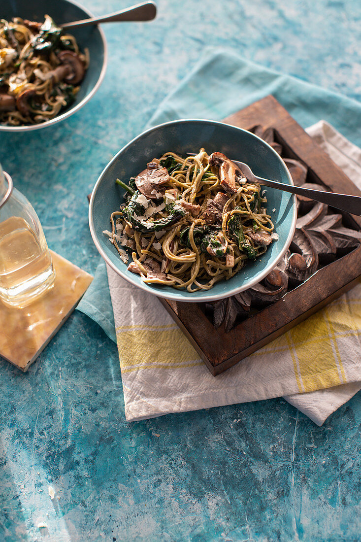 Spaghetti with chard, garlic and mushrooms