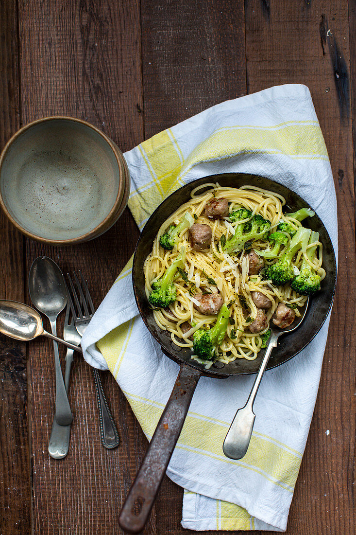 Spaghetti mit Brokkoli und Wurstbällchen