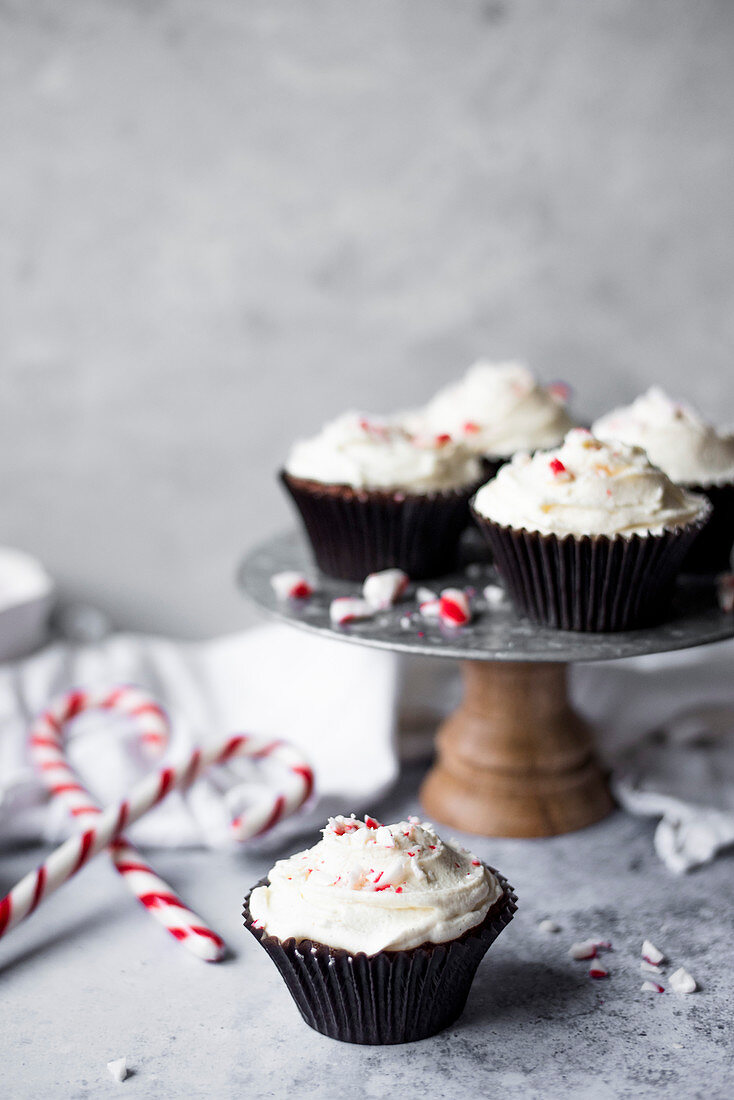 Pfefferminz-Schoko-Cupcakes mit Zuckerstangen-Buttercremefrosting