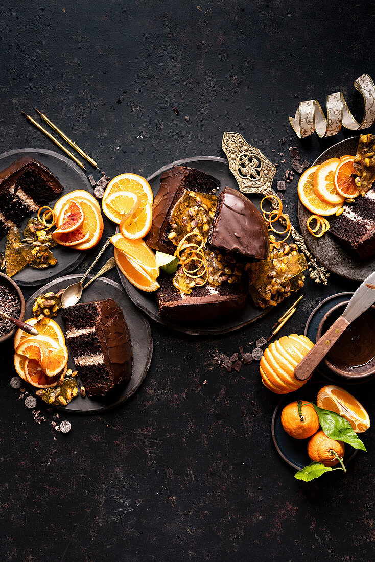 Festliche Schokoladentorte serviert mit Orangen und Pistazienkrokant