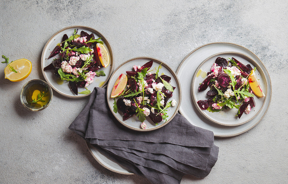 Beetroot salad with ricotta, arugula and lemon