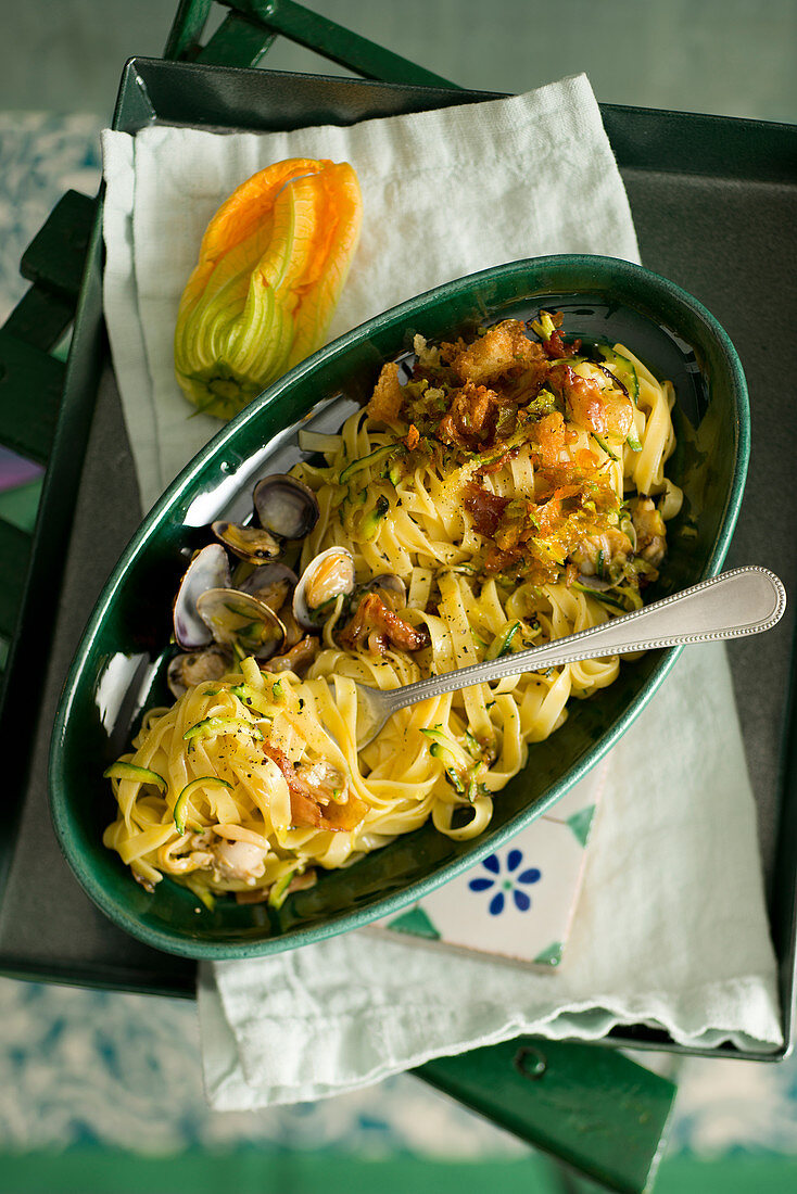 Carbonara mit Zucchini, Venusmuscheln und knusprigen Blüten-Brotbröseln