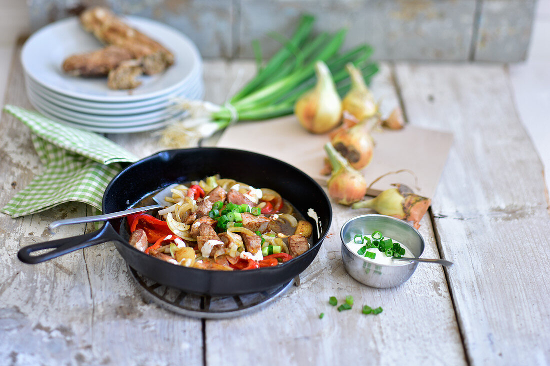 Zwiebelfleisch mit Sauerrahm