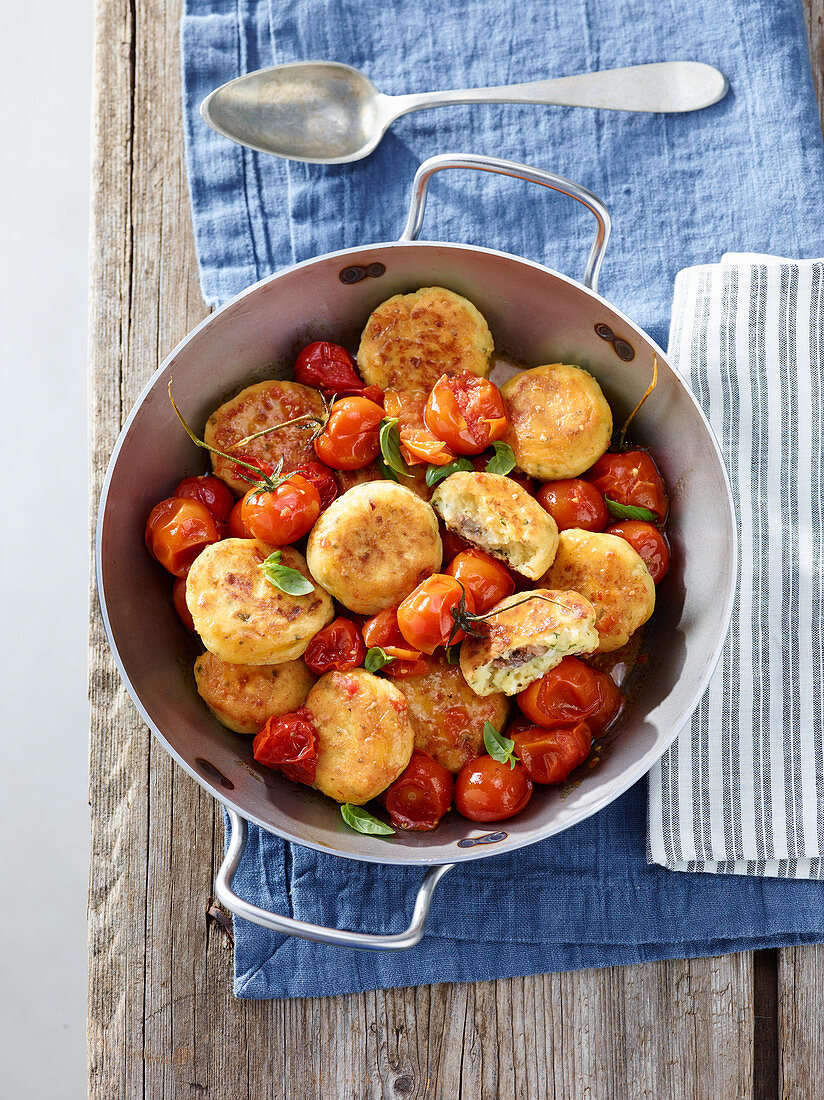 Ricottafrikadellen mit Anchovisfüllung auf gedünsteten Tomaten