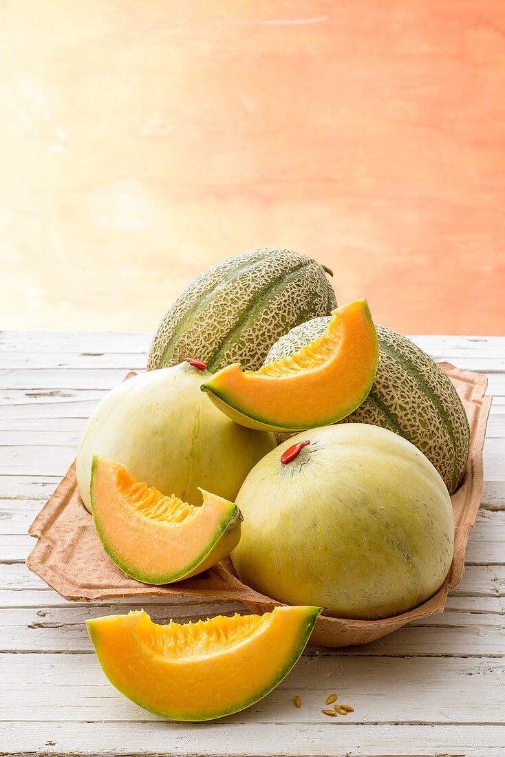 Melonenstilleben mit Melonenschnitzen