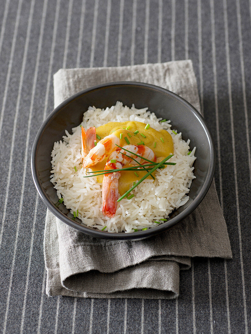 Reis mit Garnelen-Curry-Bechamelsauce und Garnelen