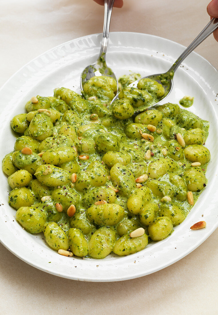 Gnocchi mit Pesto und Pinienkernen