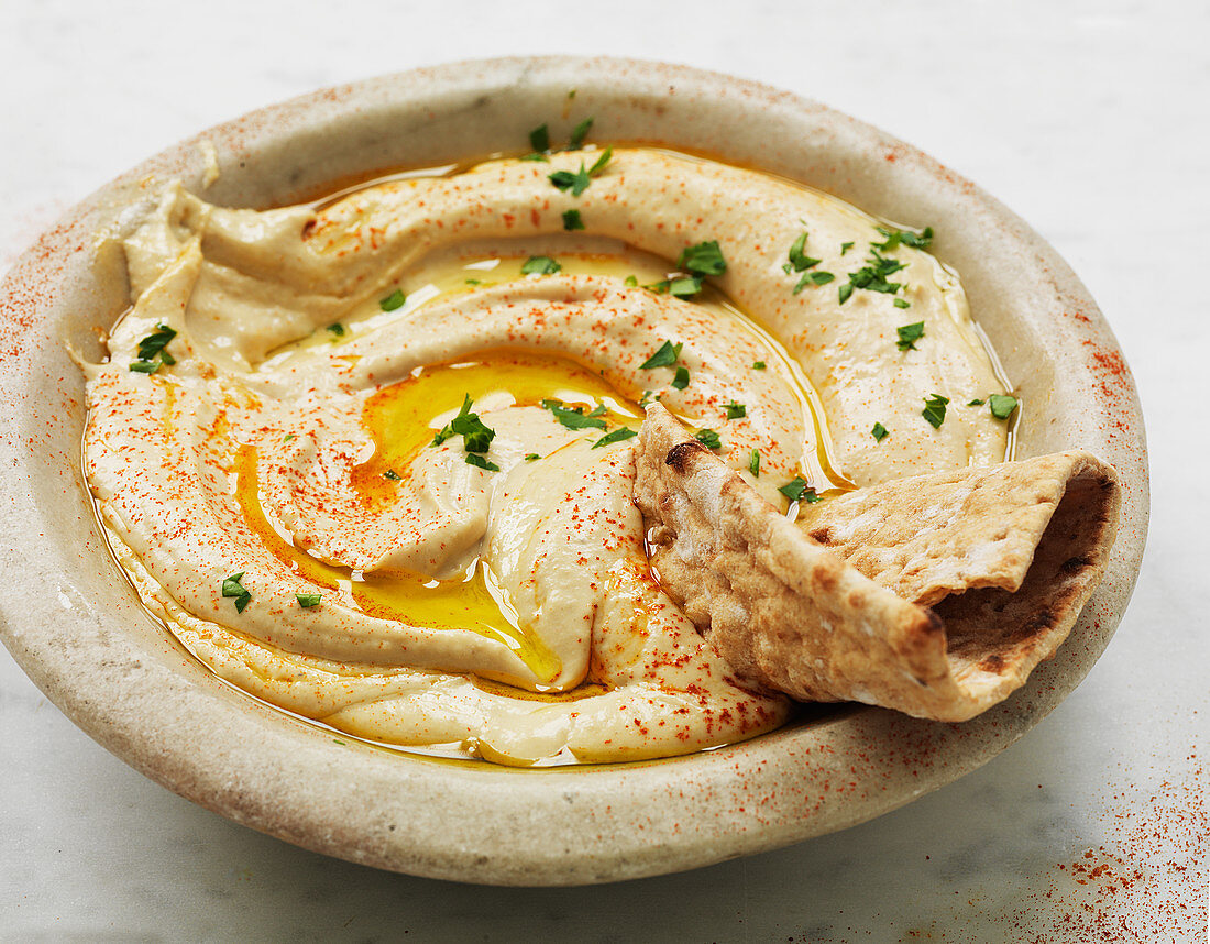 Hummus mit Olivenöl und Pitabrot