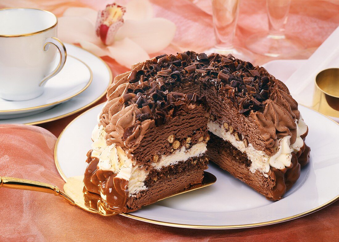 Schokoladen-Eis-Torte mit Haselnüssen, angeschnitten