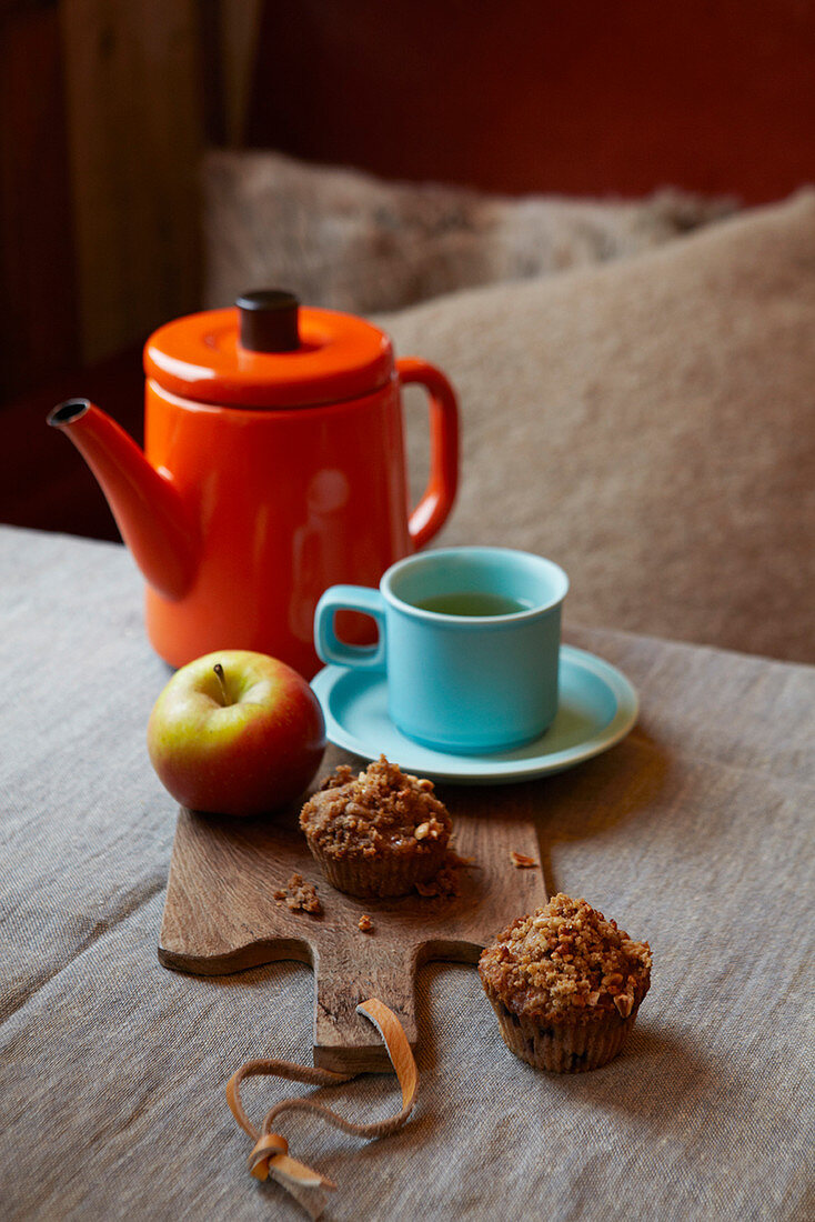 Apple crumble muffins with tea
