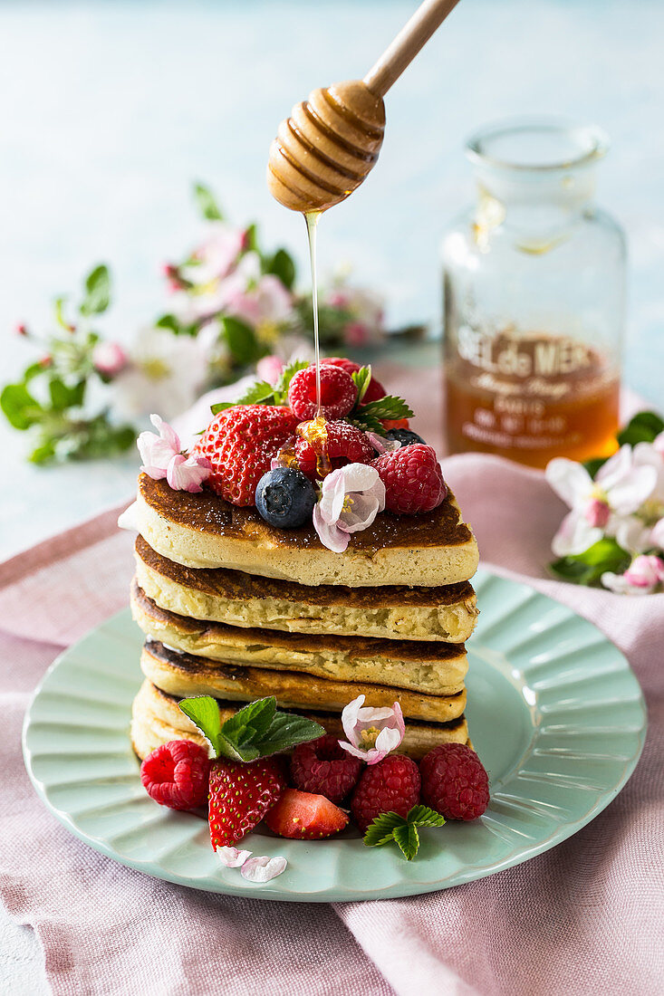 Herz-Pancakes mit Sommerbeeren und Honig