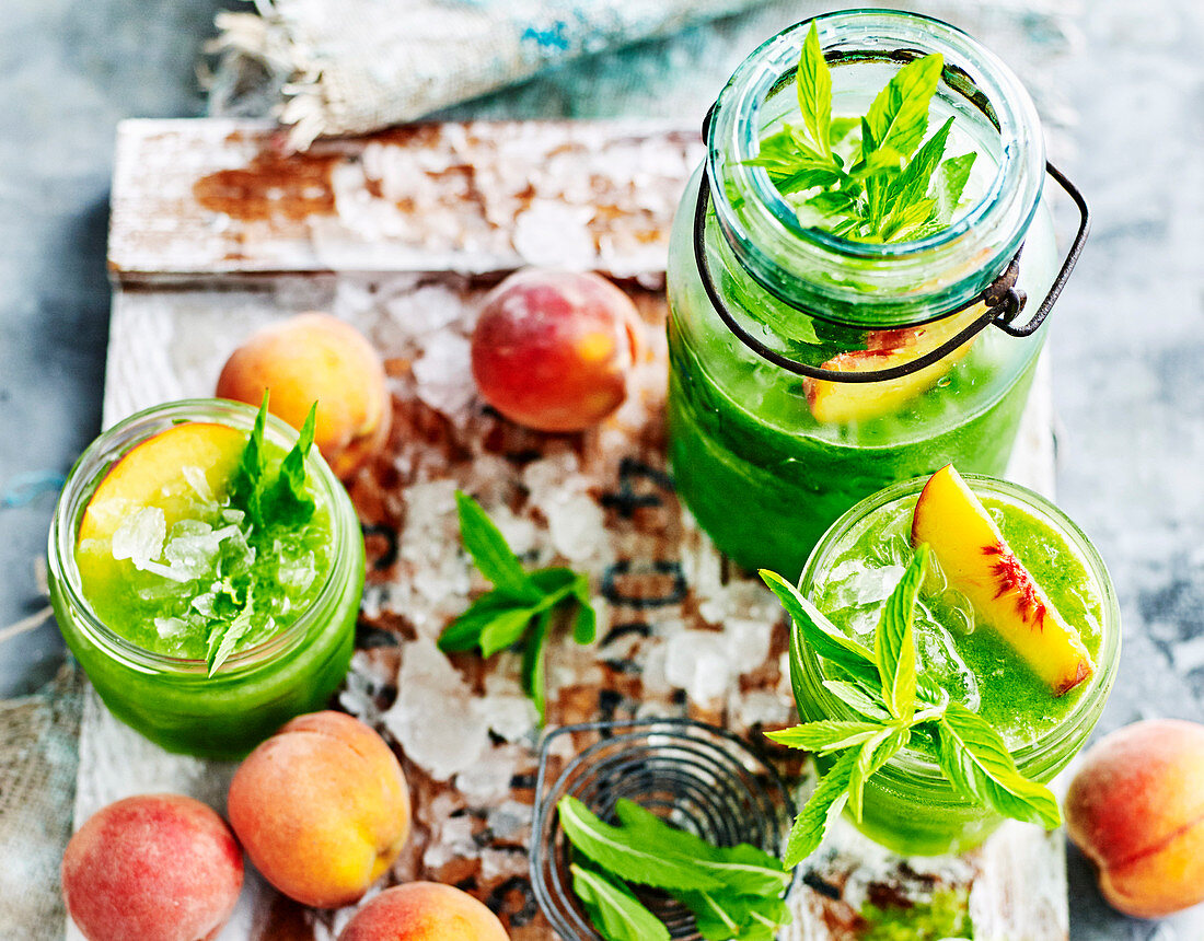 Detox peaches and green drink