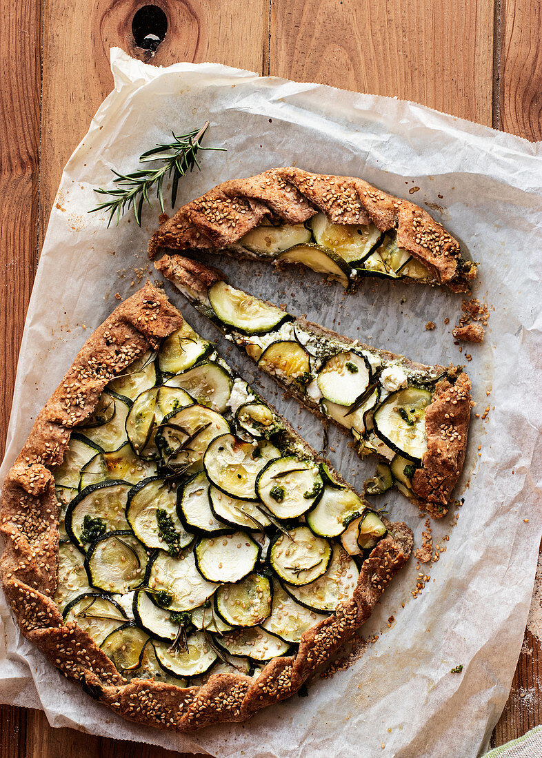 Zucchini-Galette auf Holztisch