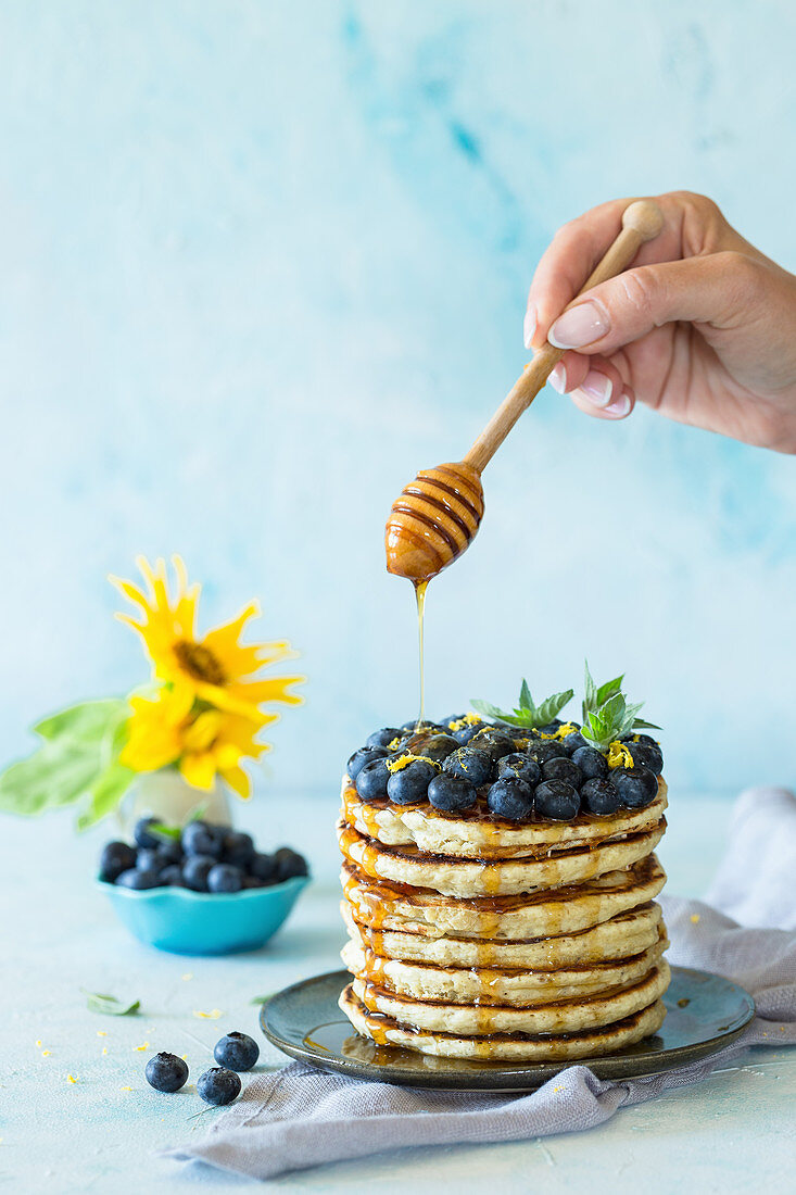 Pancakes mit Blaubeeren und Honig