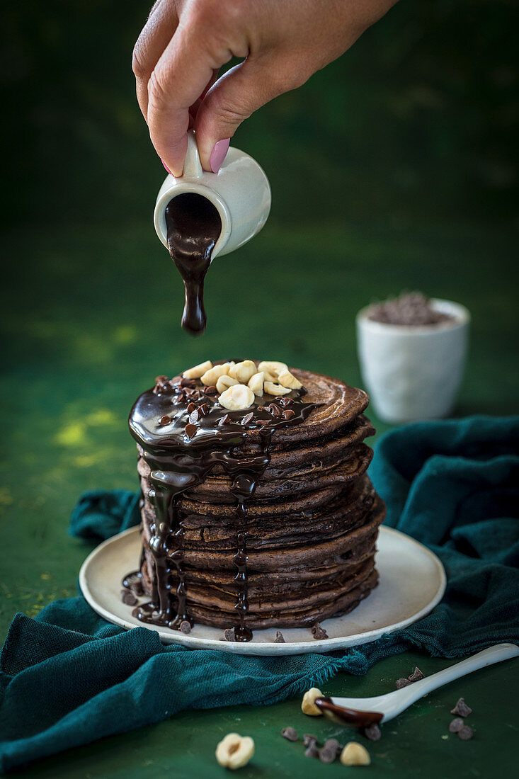 Schokoladen-Pancakes mit Haselnüssen