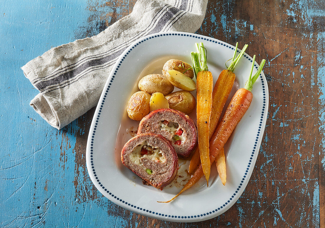 Hackfleischroulade mit Karotten und Kartoffeln